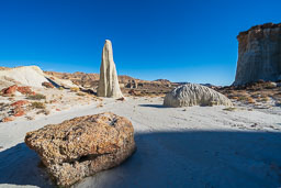 lone-hoodoo-large-boulder-foreground-.jpg